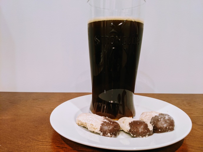 A glass of beer with cookies